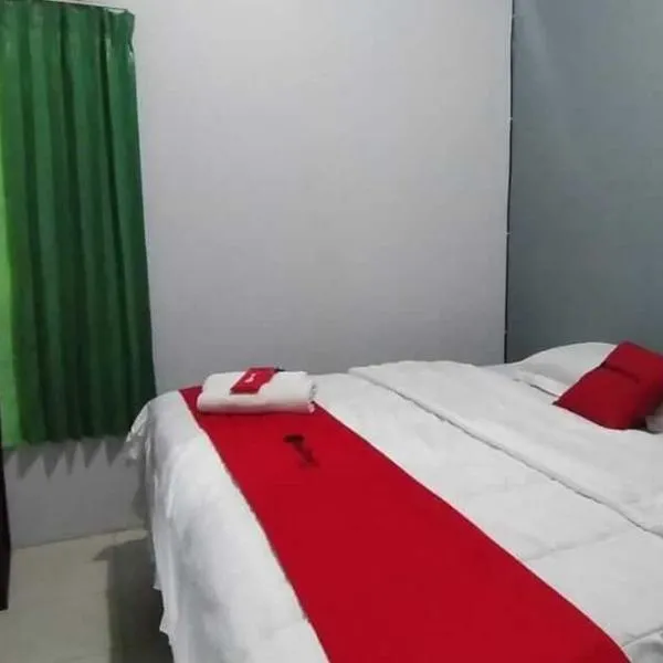 RedDoorz Plus near Alun Alun Sumenep, hotel em Sumenep