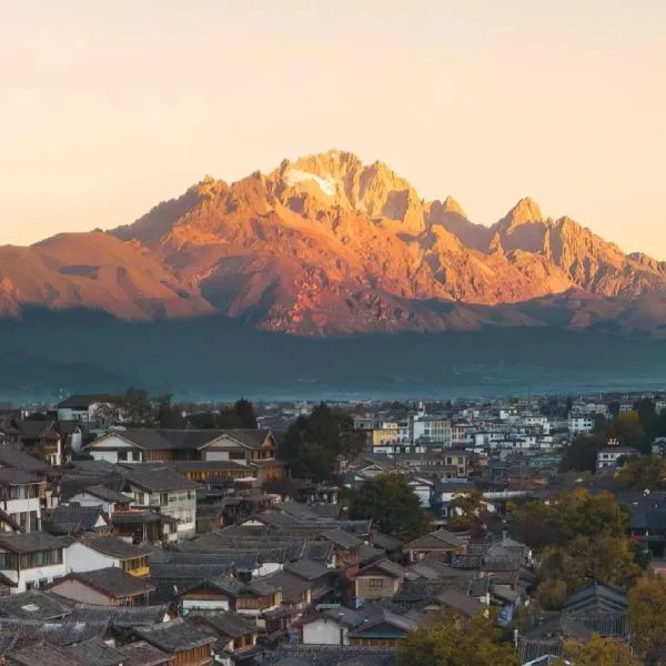 The Panorama Designer Villa & Cafe·Naxi Style Courtyard · Featuring stunning Old Town views,inspired by vibrant natural aesthetics,located next to the Big Waterwheel.Tickets Reservation Service&English Speaking Service&Breakfast, hotel em Lijiang