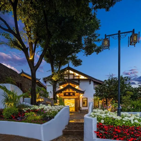 The Panorama Designer Villa & Cafe-Naxi Style Courtyard-Featuring stunning Old Town views,inspired by vibrant natural aesthetics-Tickets Reservation Service&English Speaking Service, ξενοδοχείο σε Λιγιάνγκ