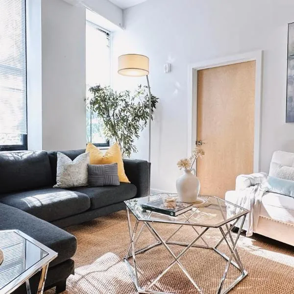 Spacious 3BR Family Stay in Downtown Providence, Near Brown and PPAC, Hotel in Providence
