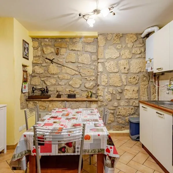 The Stone House Historic Center, hotel in Grotte di Castro