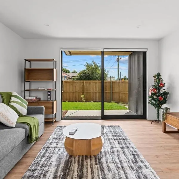 Luxury New 2Bed2Bath Minutes To CBD With Parking, hotel in Christchurch