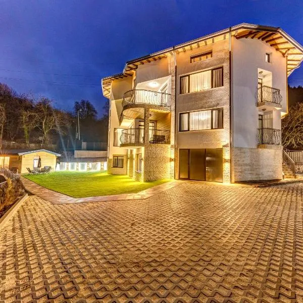 Къща за гости "Mirror Lake", отель в Смоляне