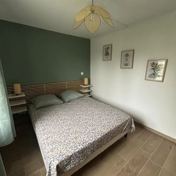chambre avec salle de bain et coin kitchenette – hotel w mieście Fontains