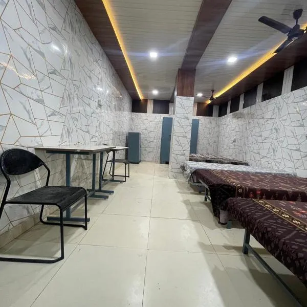 Luxury Heaven Hostel for students, parents and guests, хотел в Chaheru