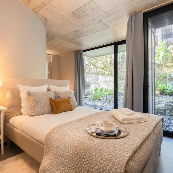 Modern & Cozy Flats with Terrace by HostWise, ξενοδοχείο στο Πόρτο