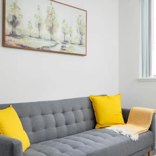 Modern 2 Bed Condo in the Junction+Parking – hotel w mieście Toronto