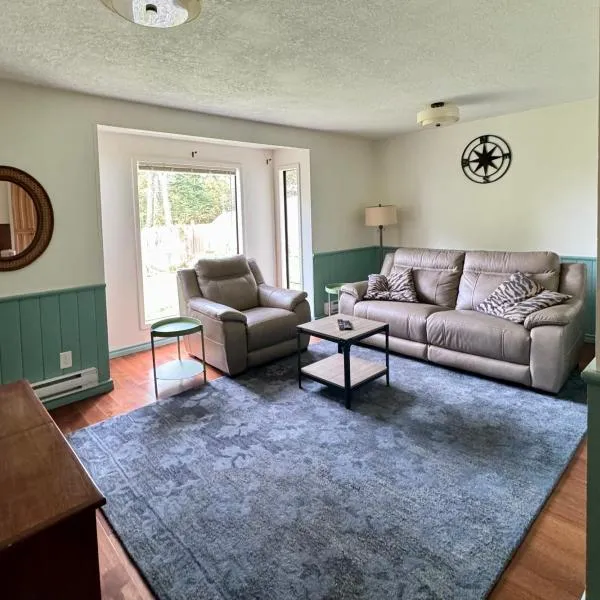 Blue Cypress Suite- Downtown Tofino, hotel di Tofino