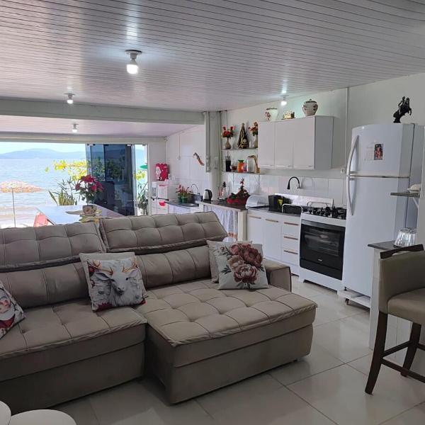 Linda casa à beira-mar