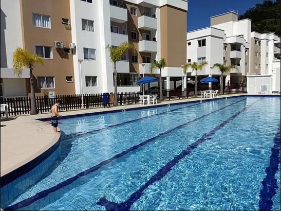 apto 2 quartos, ar condicionado, vaga, condomínio com piscina, portaria 24h