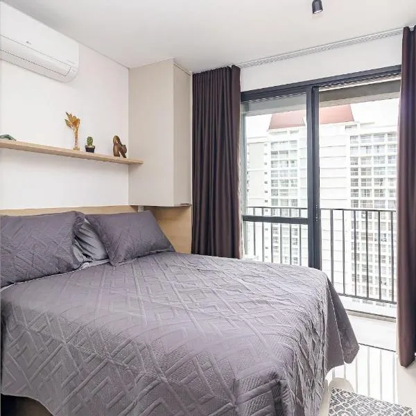 Lindo estúdio moderno com ótima localização, Hotel in Curitiba