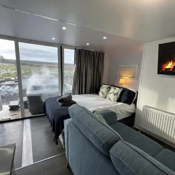 The Lux Pod, hotel em Ballynameen