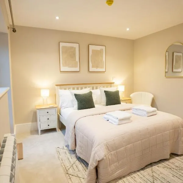 Brand New Modern 2-Bed Dog-Friendly Apartment in Broadway High Street - Sleeps 6, hotel i Broadway