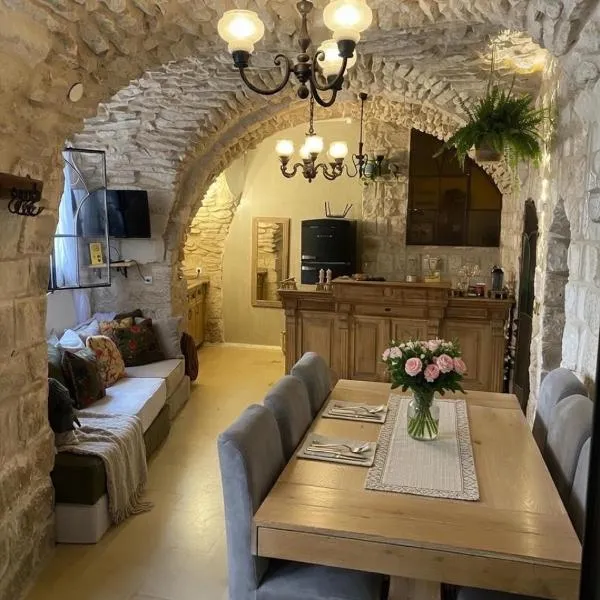 LEAH- botanical villa, hotel em Safed