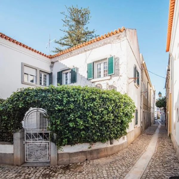 3 Bedroom Town House - Historic Centre of Cascais. 100 mts from the beach and centre of Cascais, Hotel in Cascais