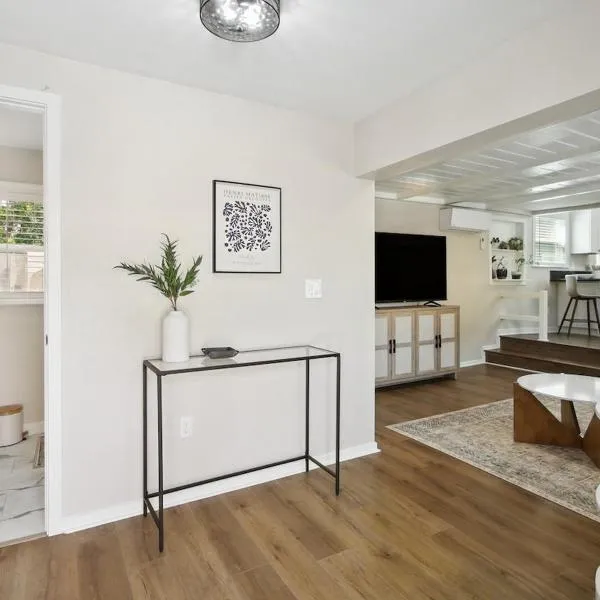 Pet-Friendly Private Cottage In Tahoe Park: Sacramento'da bir otel