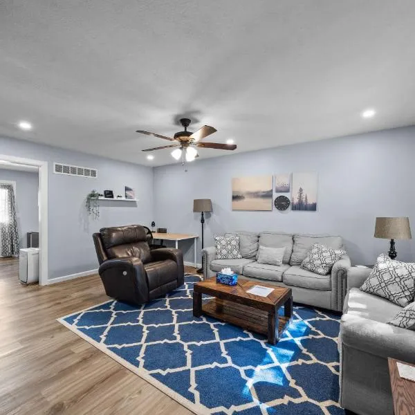 New Spacious Renovated Townhouse, hotel em Spring Hill