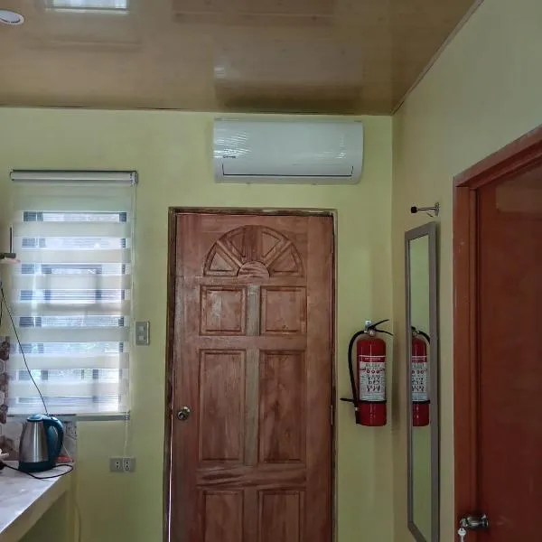 Bluewaves Apartment, scooter, hotel din Dauis