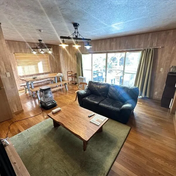 一棟丸ごと貸別荘あそべるごでぃふーぞ, hotel sa Takamori