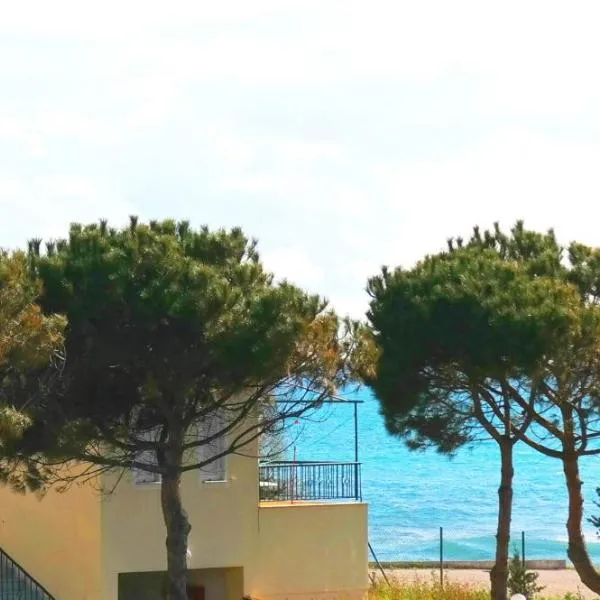 Romanos Beach Villas, hotel in Romanós