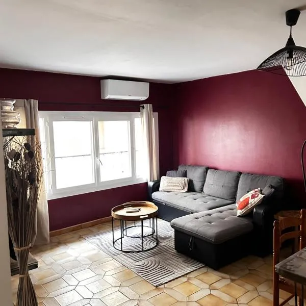 spacieux rez-de-chaussée CLIM, Hotel in Roquemaure