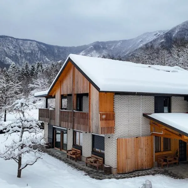 Hiša na Hribu- A Peaceful Hilltop Escape above river Kolpa, hotel in Kostel