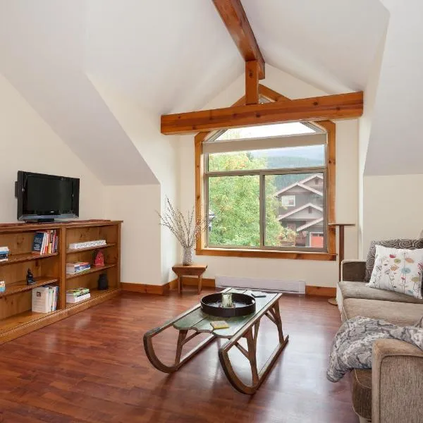 Pemberton Valley 1 bedroom suite king bed cable TV views parking walk to Village, hotel in Pemberton