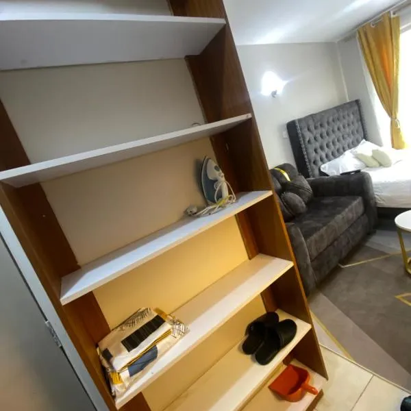 Feel home - Studio with Rooftop pool – hotel w mieście Kiambu