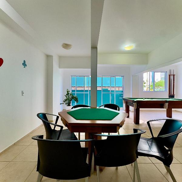 Apto em Barra Velha 340m da PRAIA com SACADA com CHURRASQUEIRA, AR CONDICIONADO WI-FI, PISCINA, PORTARIA 24h, ACADEMIA MINI MERCADO e vaga de GARAGEM - Foto 4