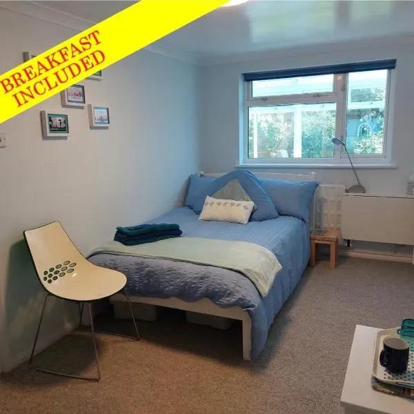 Double bedroom with ensuite wet room, incl breakfast, in Woking, hotel in Woking