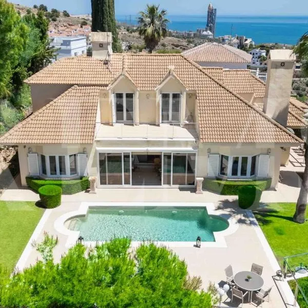 Luxury Sea View Villa with Pool & Terrace REMS, hotel i Málaga