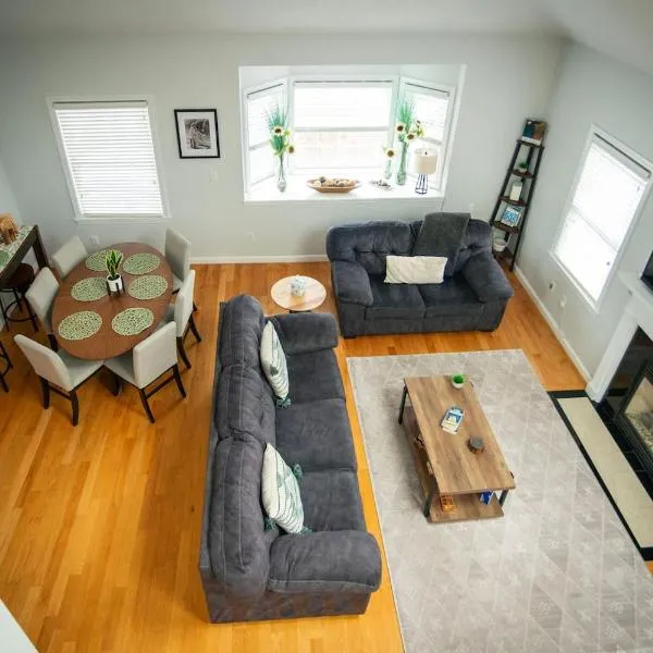 Spacious Coastal Townhome Deck and Parking, Hotel in Swampscott