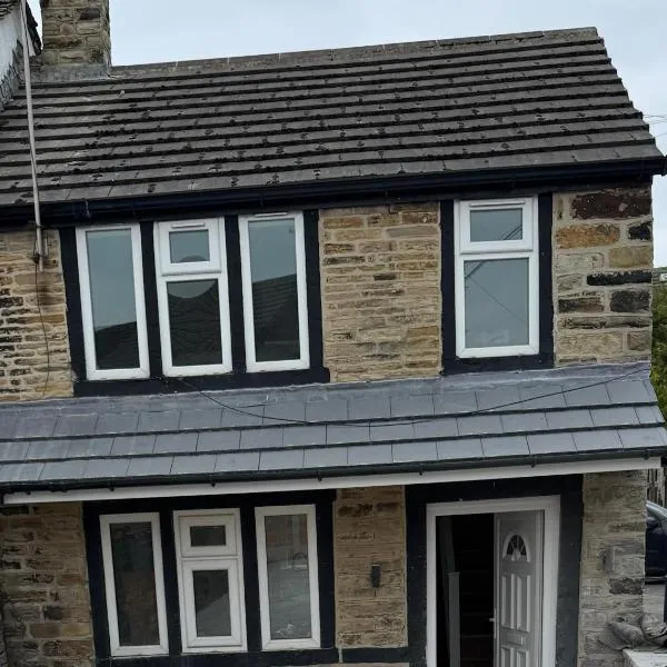 Aurang House, 1 Bedroom, Double bed, en-suite, with Kitchen, 55" Flat TV, Private Parking, Hotel in Huddersfield