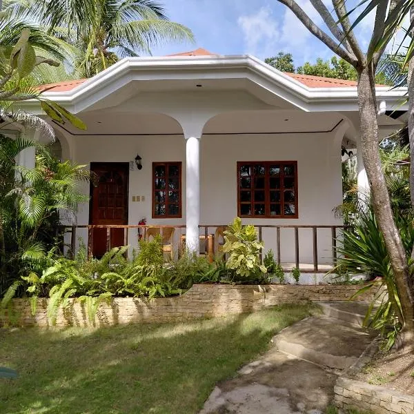 Palmera Palma Private 1-BR Bungalow in Moalboal, hotel em Moalboal