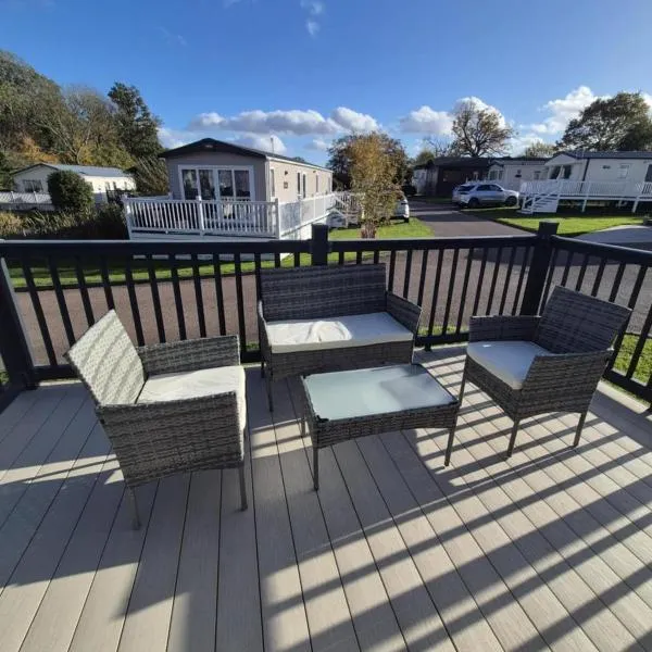 Lovely Caravan With Front Decking At Carlton Meres Park Ref 60018R, hotel a Saxmundham