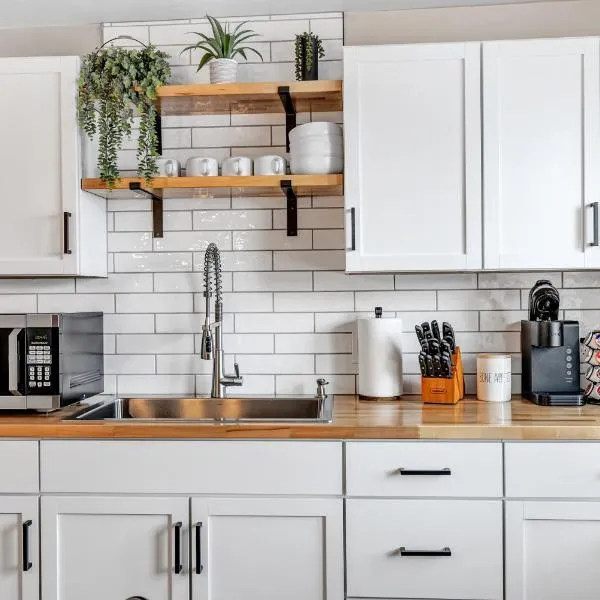 Newly renovated - walking distance to pier!, hotell Algomas