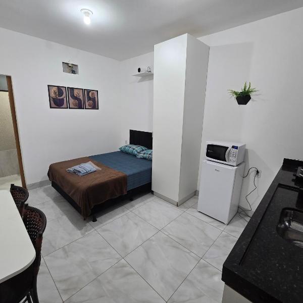 Flat 08 completo com lavanderia na porta e praça movimentada na frente