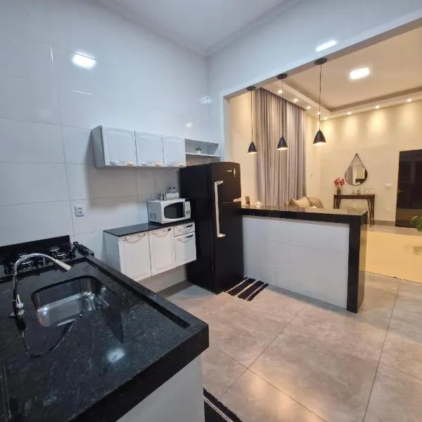 Casa Alves Aluguel de Temporada Próx Hospital do Amor em Barretos SP Com Suíte e Ar condicionado, hotel in Barretos