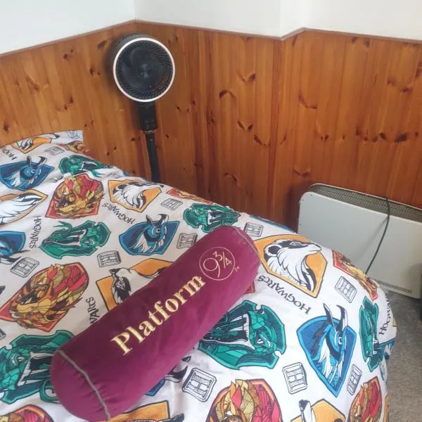 Harry Potter themed Double room in shared house, hotel in Garston