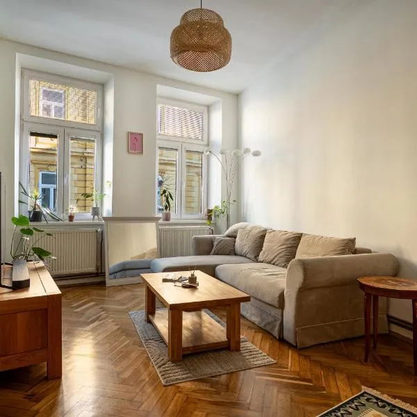 Spacious city flat with courtyard, hotel a Košice
