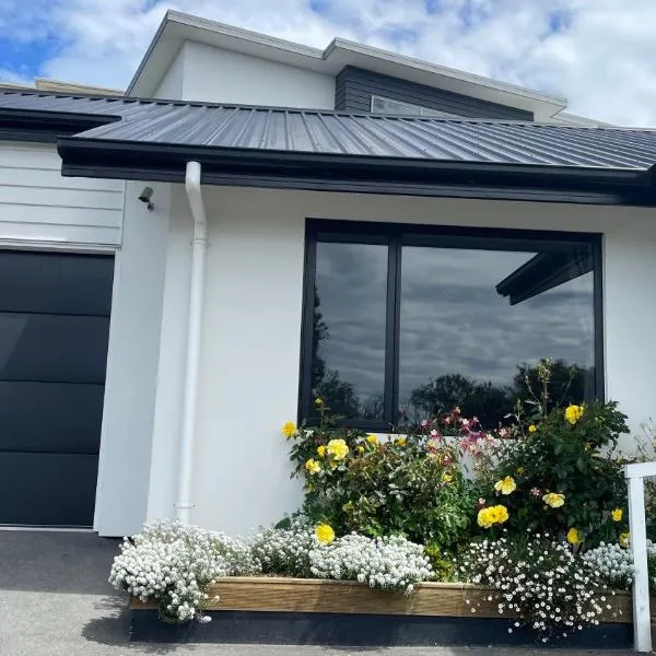 Cozy & Spacious 3-Bedroom Home with Rose Garden - Town Centre Oamaru, מלון באואמרו