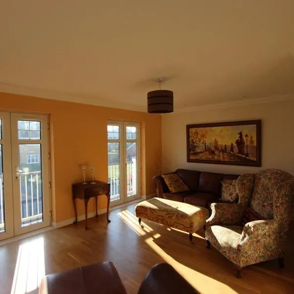 Beautiful 4BD Family Home in Lee on the Solent, хотел в Лий-на-Солент
