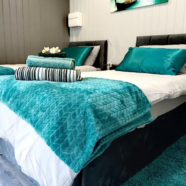 Peaceful 2-bedroom guesthouse, Parking, Wi-Fi, Sleep up to 4, Private entrance, hotell i Derby