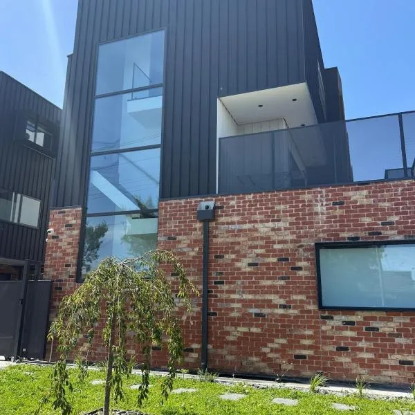 Maidstone Marvel - Luxury Style Brand New Townhome, khách sạn ở Tottenham