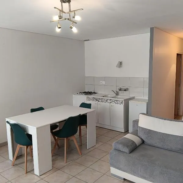 Appartement rez-de-chaussée calme, hotel en Neuilly-lʼÉvêque