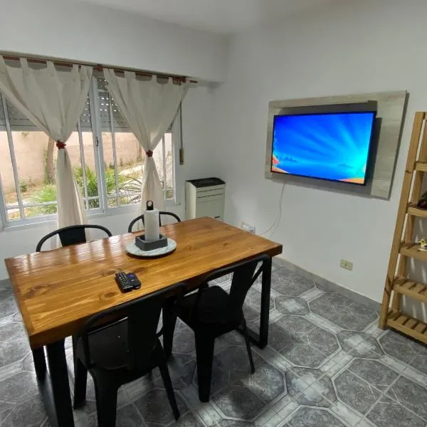 Duplex 4 con cochera privada y parrilla, hotel in San Clemente del Tuyú