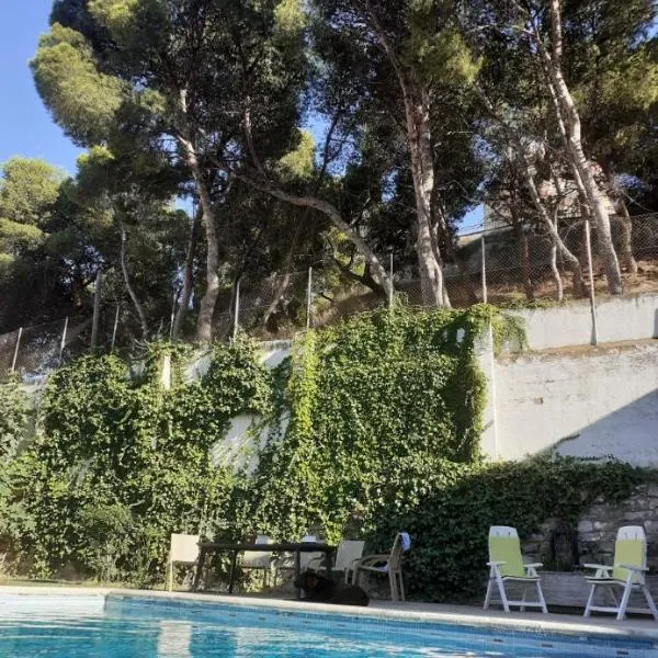 Family home with pool and garden in Tudela center, hotel v destinaci Tudela