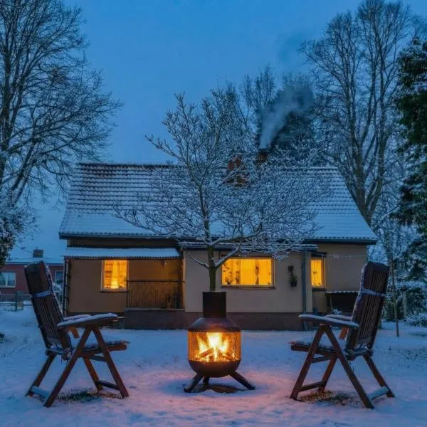 Winterruhe am See, mit gemütlichem Abendfeuer, purer Natur & einem warmen Kachelofen in Omas lütter Obstbutze, hotel em Lübstorf
