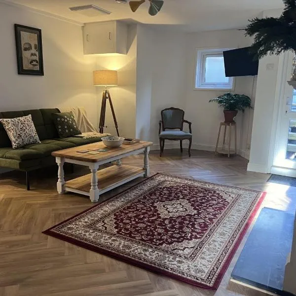 Little B - Artist owned boutique apartment near Southsea beach, хотел в Портсмът