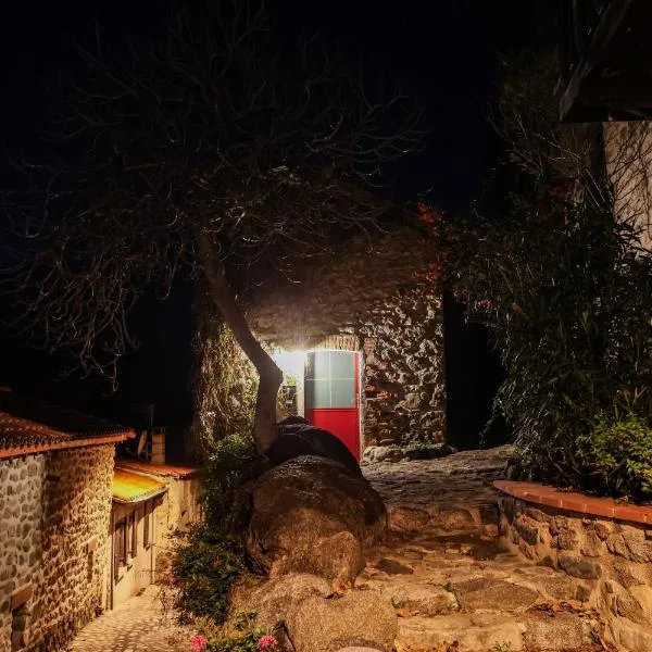 Charming stone house in Eus - Vue sur les Montagnes & Confort 2025, hotel em Eus